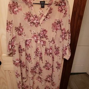 High-low shirt with beige and rose colored flowers